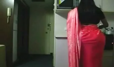 आराध्य लड़की अपने प्रेमी को चालू करती सेक्सी में हिंदी मूवी है