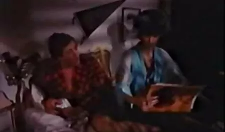 यार उसके सिर पर एक सेक्सी हिंदी मूवी वीडियो में मोजा पर डाल दिया और एक चिंतित कुतिया fucks
