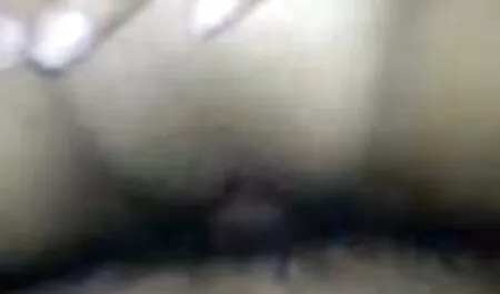 वह लड़का एक खूबसूरत लड़की हिंदी में सेक्सी वीडियो फुल मूवी के बड़े स्तन को सहलाता है