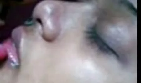 परिपक्व श्यामला के चेहरे पर कमशॉट मूवी सेक्सी फिल्म वीडियो में