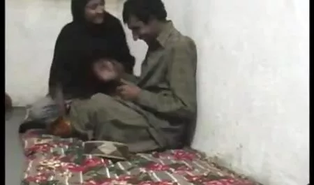 वाइब्रेटर गहरे चूत हिंदी में सेक्सी बीएफ मूवी में चला जाता है