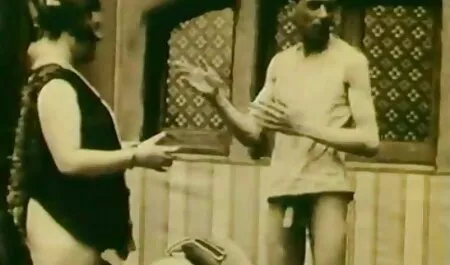 लेगिंग में एक कुतिया उसके बैल के चेहरे को रगड़ती है सेक्सी हिंदी सेक्सी मूवी