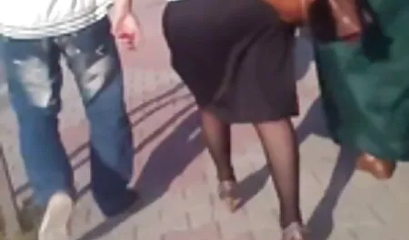 बेबी उसके सेक्सी वीडियो हिंदी मूवी में निपल्स को चाटता है और उसकी चूत को सहलाता है