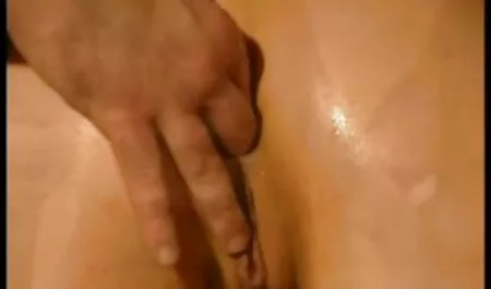 लड़की मालिश के लिए आई थी, लेकिन एक आश्चर्यचकित व्यक्ति ने उसकी चूत को सहलाना शुरू कर दिया। बच्चे सेक्सी मूवी हिंदी माई ने उसे रोका नहीं, लेकिन खुद को सभी छेदों तक देने का फैसला किया