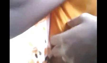 जबकि बूढ़ा आदमी-पति घर पर नहीं है, गोरा उस आदमी के साथ कुछ मज़ेदार होने का फैसला करता है जो मामूली काम करता है हिंदी फिल्म मूवी सेक्सी