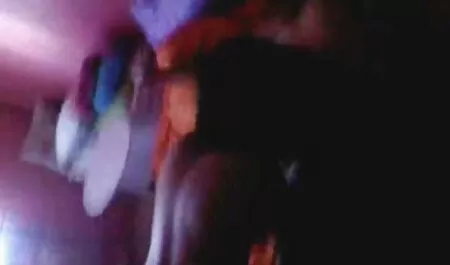 डैडी का परिपक्व दोस्त एक जवान हिंदी सेक्सी फुल मूवी लड़की के पैर को चाटता है
