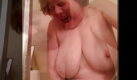 सेक्सी सुंदर श्यामला एक फर कोट सेक्सी वीडियो हिंदी मूवी में fucks और एक blowjob देता है