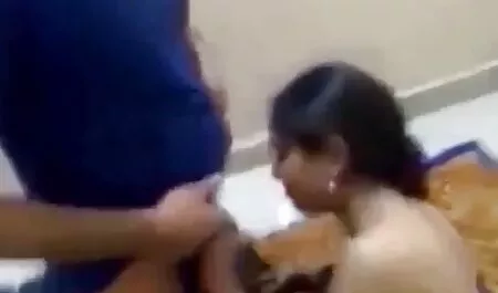 एक सेक्सी वीडियो हिंदी मूवी में परिपक्व दोस्त एक युवा छात्र के मुंह में चुदाई करता है