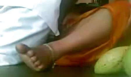 लड़की न केवल अपने मुंह से हिंदी में सेक्सी बीएफ मूवी डिक पर काम करती है