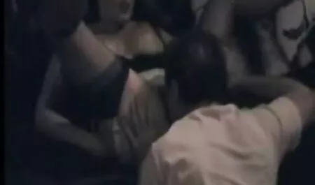 श्यामला Vika एक अतुलनीय blowjob बॉलीवुड सेक्सी हिंदी मूवी देता है