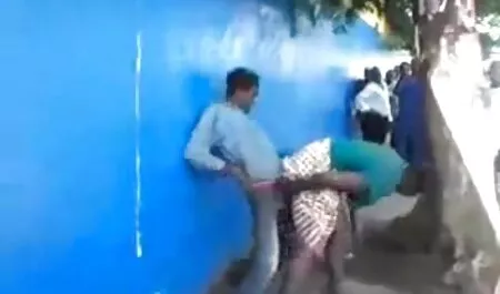 बेब सेक्सी हिंदी मूवी में अपने ग्राहक को डिक हस्तमैथुन करता है